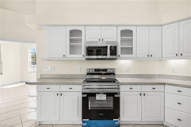 423 SE 17th TER, Cape Coral, FL 33990