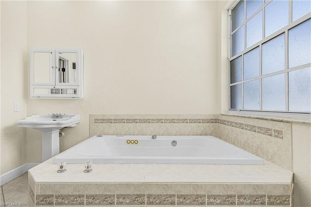 423 SE 17th TER, Cape Coral, FL 33990