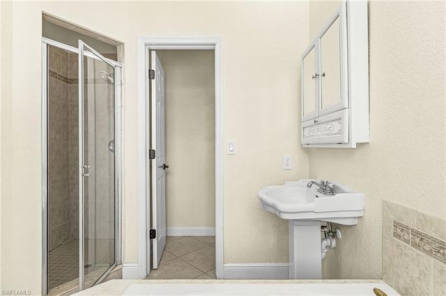 423 SE 17th TER, Cape Coral, FL 33990