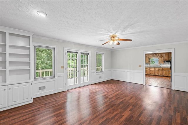 1090 Kelvington Way SW, Lilburn, GA 30047