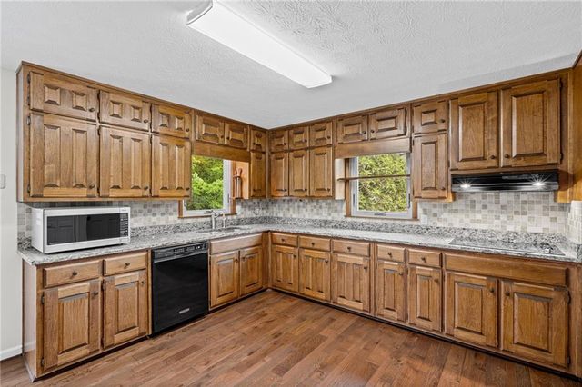 1090 Kelvington Way SW, Lilburn, GA 30047