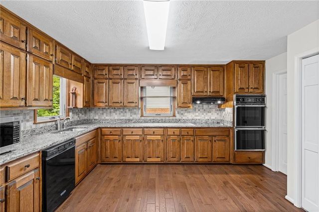 1090 Kelvington Way SW, Lilburn, GA 30047