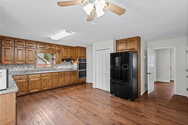 1090 Kelvington Way SW, Lilburn, GA 30047