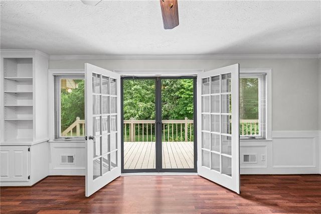 1090 Kelvington Way SW, Lilburn, GA 30047