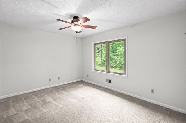 1090 Kelvington Way SW, Lilburn, GA 30047