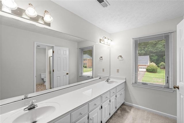 1090 Kelvington Way SW, Lilburn, GA 30047
