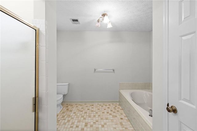 1090 Kelvington Way SW, Lilburn, GA 30047