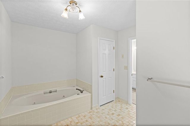 1090 Kelvington Way SW, Lilburn, GA 30047