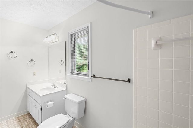 1090 Kelvington Way SW, Lilburn, GA 30047