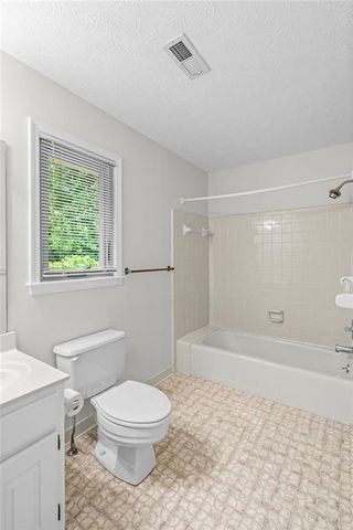 1090 Kelvington Way SW, Lilburn, GA 30047