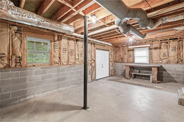 1090 Kelvington Way SW, Lilburn, GA 30047