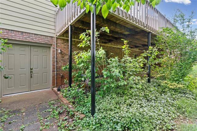 1090 Kelvington Way SW, Lilburn, GA 30047