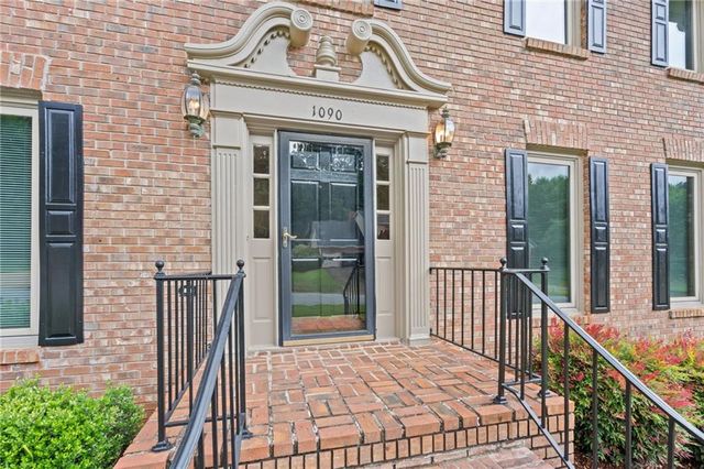 1090 Kelvington Way SW, Lilburn, GA 30047