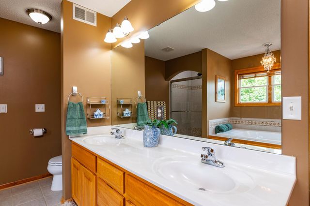 10610 Pinnacle Way, Woodbury, MN 55129