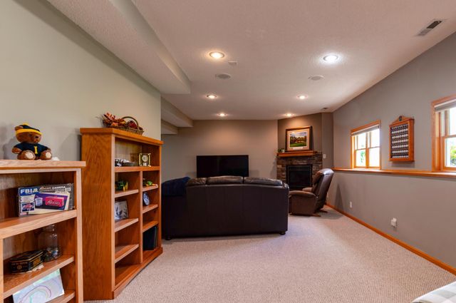 10610 Pinnacle Way, Woodbury, MN 55129