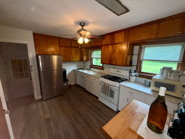 1270 Benson Lane, Green Oaks, IL 60048