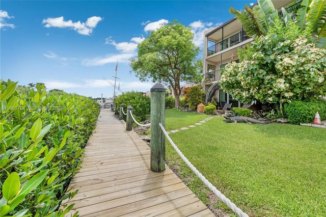6100 Paradise Point Drive, Palmetto Bay, FL 33157