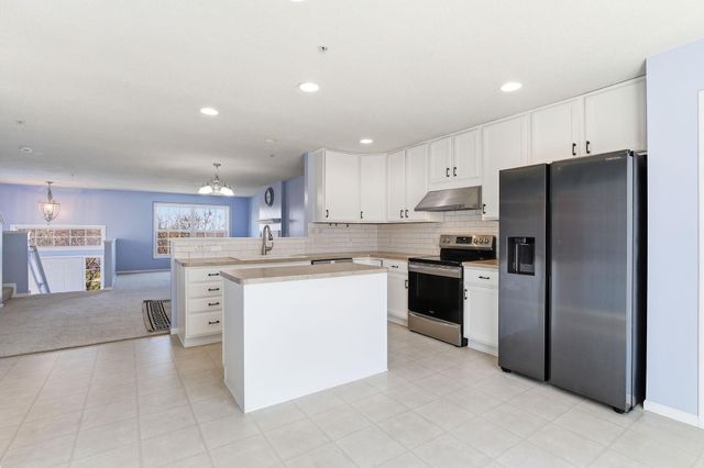 891 Ledgestone Drive, Mahtomedi, MN 55115