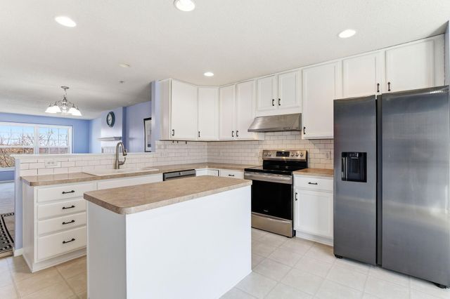 891 Ledgestone Drive, Mahtomedi, MN 55115