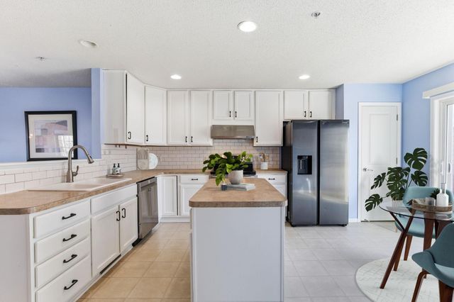 891 Ledgestone Drive, Mahtomedi, MN 55115