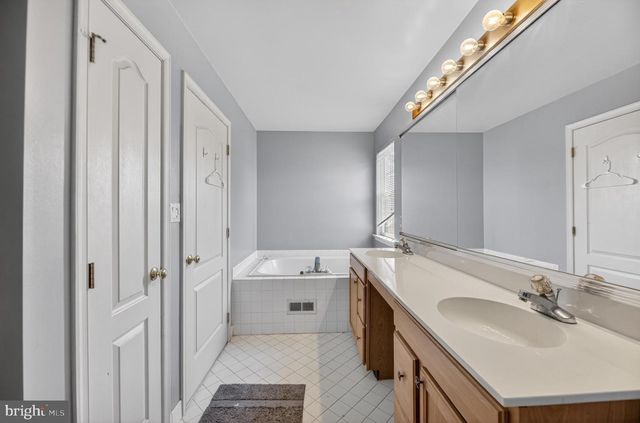 25 SANDSTONE RD, East Windsor, NJ 08520