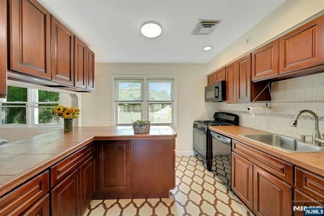 18-00 Scialla Court, Fair Lawn, NJ 07410