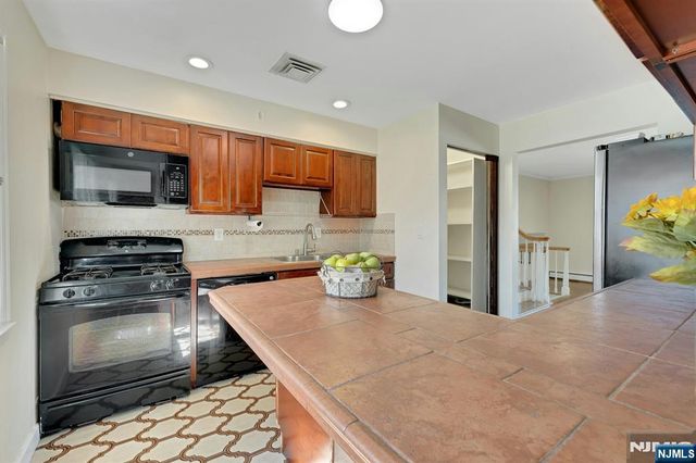 18-00 Scialla Court, Fair Lawn, NJ 07410