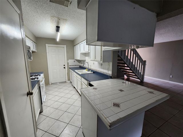 6118 Linnhaven Drive, Houston, TX 77072