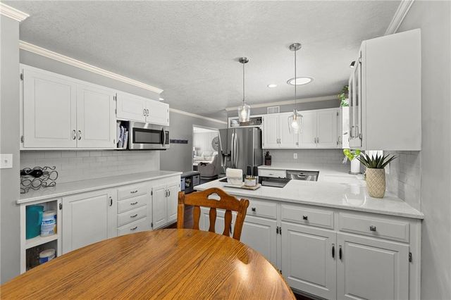 11601 WORNALL Road, Kansas City, MO 64114
