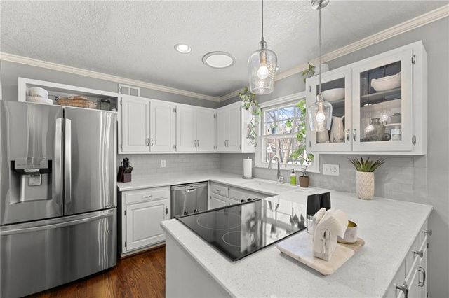 11601 WORNALL Road, Kansas City, MO 64114