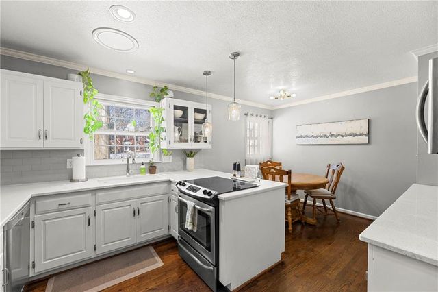 11601 WORNALL Road, Kansas City, MO 64114