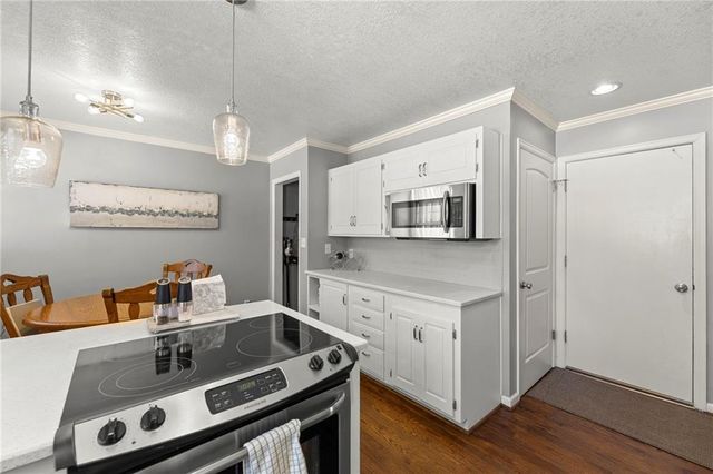 11601 WORNALL Road, Kansas City, MO 64114