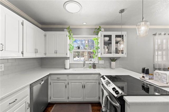 11601 WORNALL Road, Kansas City, MO 64114