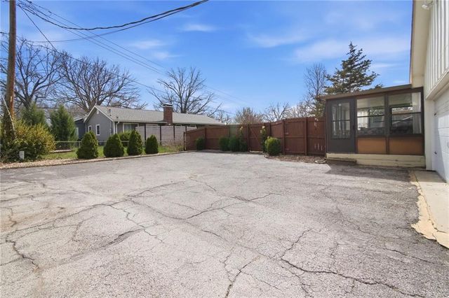 11601 WORNALL Road, Kansas City, MO 64114