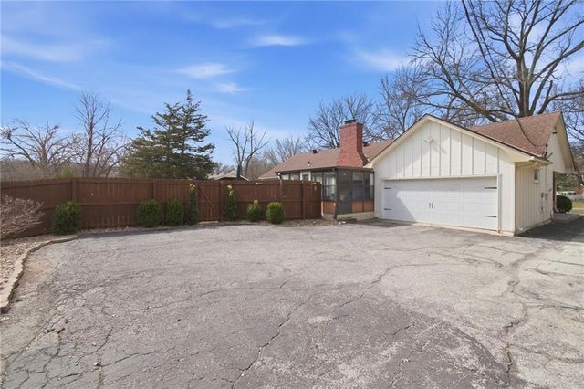 11601 WORNALL Road, Kansas City, MO 64114