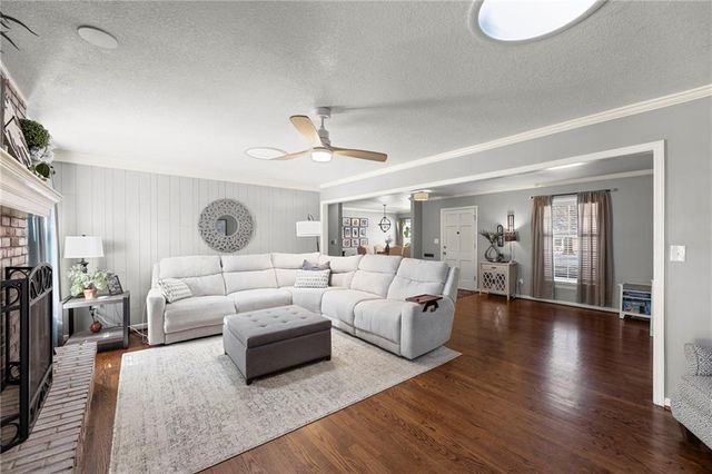 11601 WORNALL Road, Kansas City, MO 64114