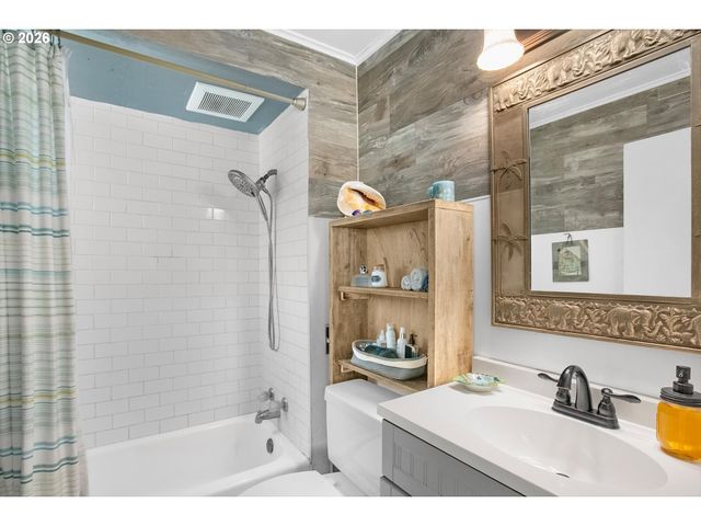 1909 Ne 20TH St, Lincoln City, OR 97367