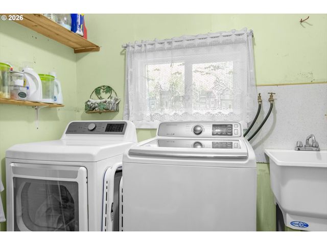 1909 Ne 20TH St, Lincoln City, OR 97367