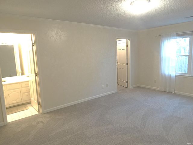 6704 Newburgh Road, Evansville, IN 47715