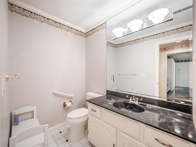 6704 Newburgh Road, Evansville, IN 47715