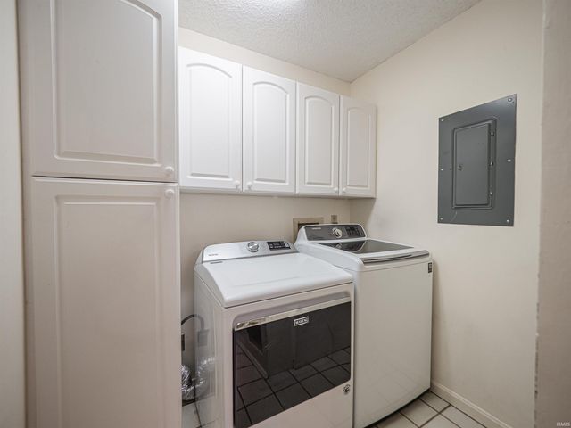 6704 Newburgh Road, Evansville, IN 47715