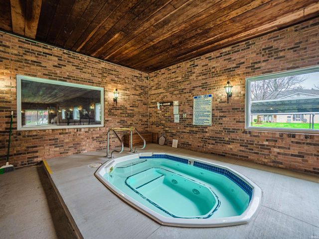 6704 Newburgh Road, Evansville, IN 47715