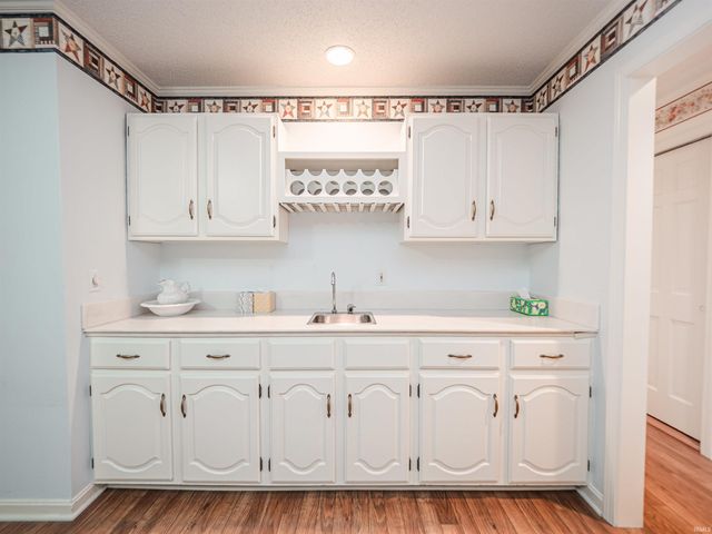 6704 Newburgh Road, Evansville, IN 47715