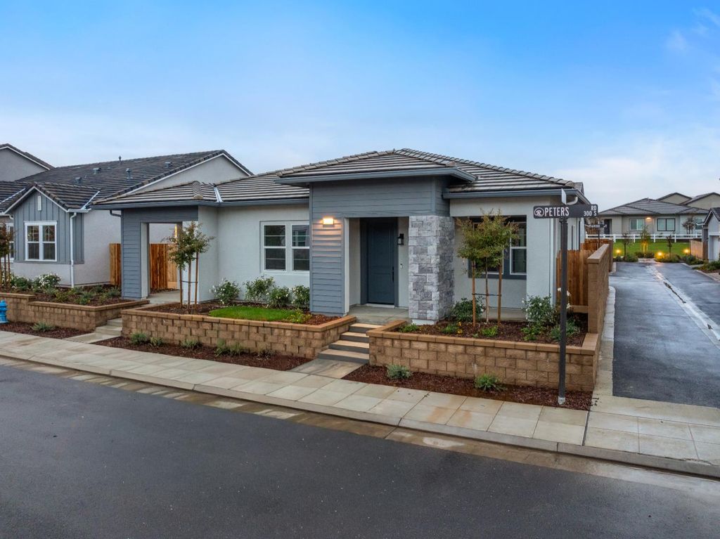 331 Peters Lane S, Madera, CA 93636