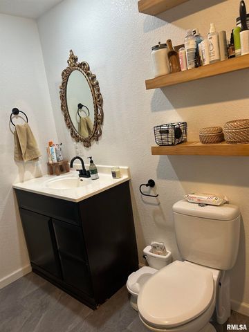 816 E STEVENSON Street, Taylorville, IL 62568