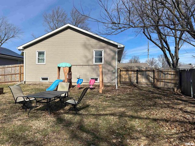 816 E STEVENSON Street, Taylorville, IL 62568