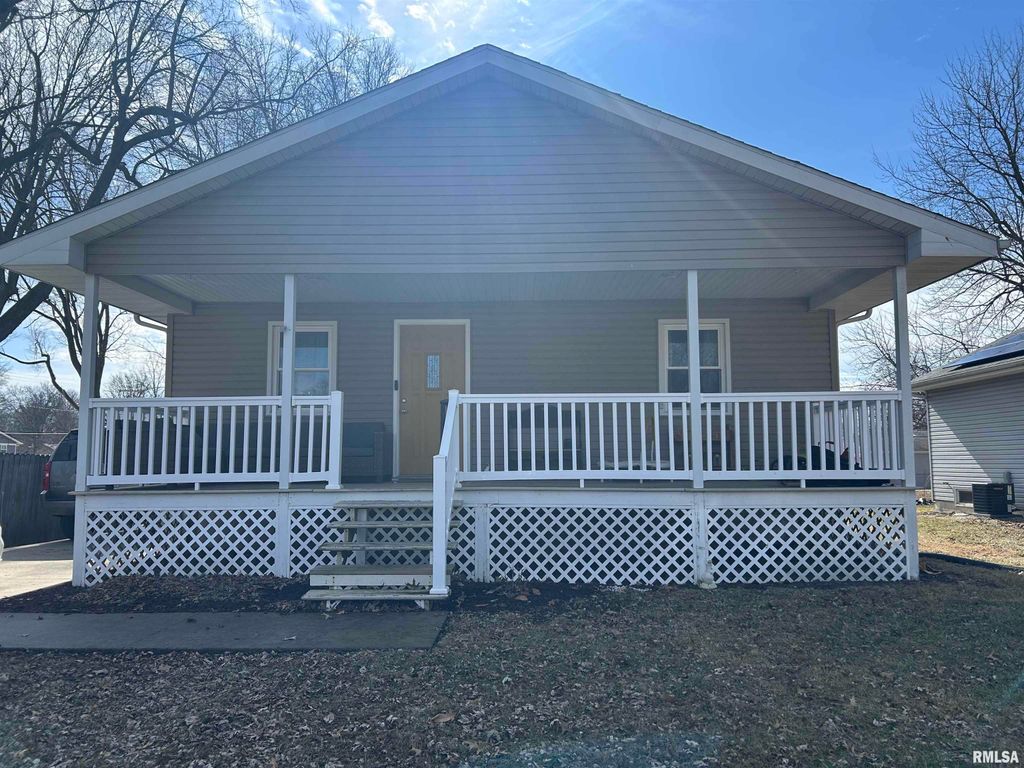 816 E STEVENSON Street, Taylorville, IL 62568