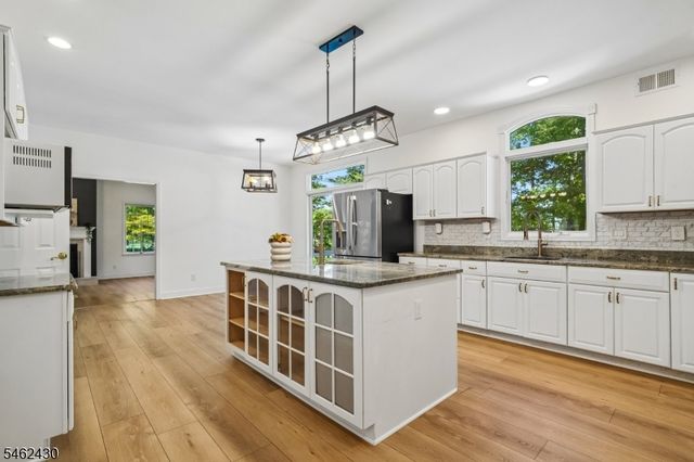 14 Eagle Dr, Raritan Twp., NJ 08551