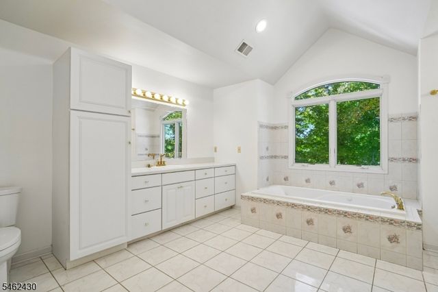 14 Eagle Dr, Raritan Twp., NJ 08551