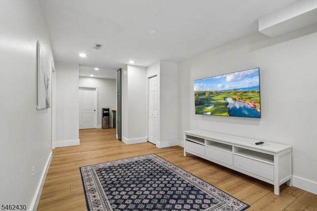 14 Eagle Dr, Raritan Twp., NJ 08551